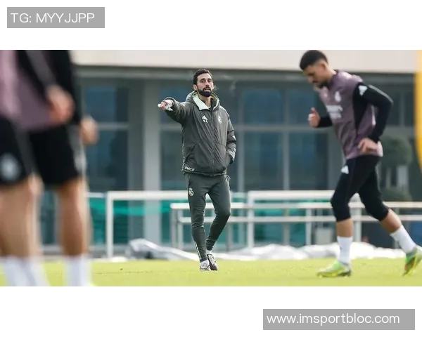 皇马留守8名一线队球员与卡斯蒂亚队员共同训练提升默契