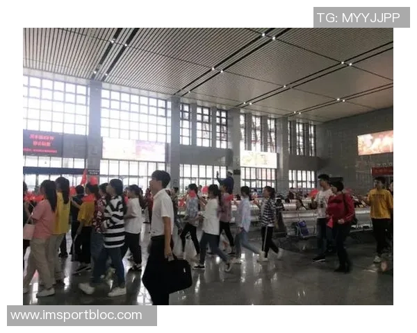 国安球迷齐聚苏州火车站歌声响彻助威气氛热烈